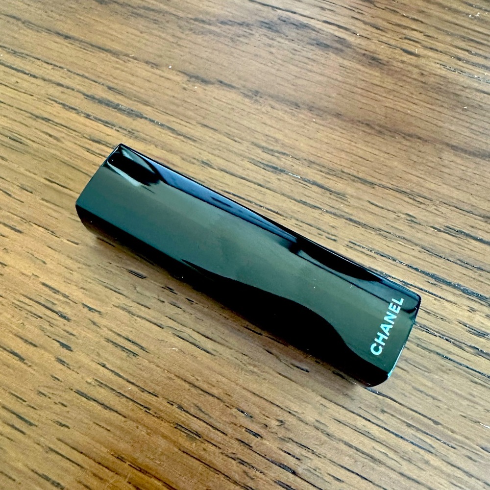 Chanel Rouge Allure Velvet lipstick in shade La Favorite (43)